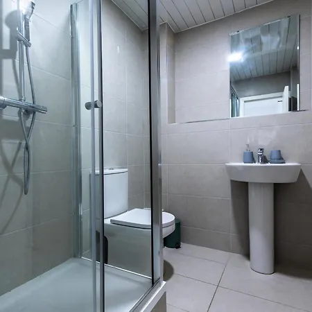 3-br In Prime Leeds Centre Apartment *