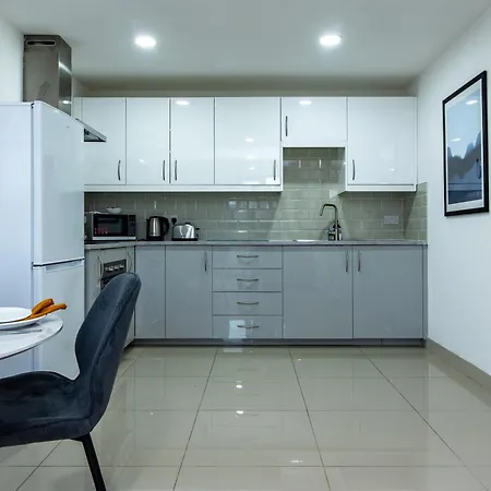 3-br In Prime Leeds Centre Apartment
