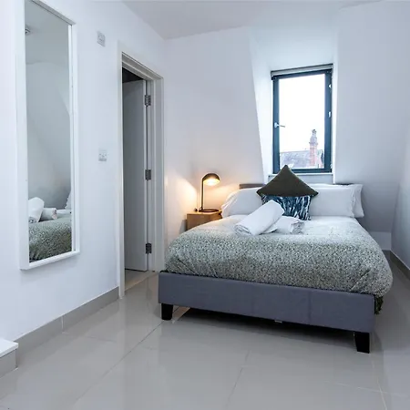 3-br In Prime Leeds Centre Apartment