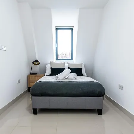 3-br In Prime Leeds Centre Apartment