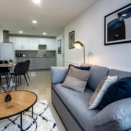 Apartment 3-br In Prime Leeds Centre